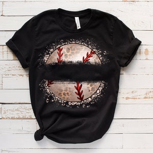 Puede incluir: Camiseta negra con un gr&aacute;fico desgastado de una pelota de b&eacute;isbol con un dise&ntilde;o de estampado de leopardo.
