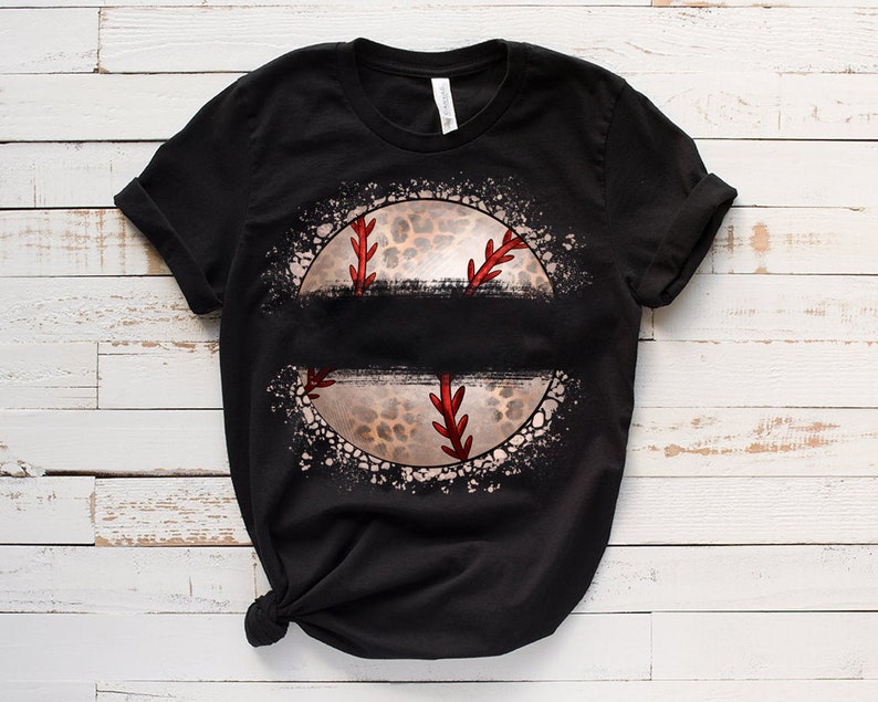 Puede incluir: Camiseta negra con un gr&aacute;fico desgastado de una pelota de b&eacute;isbol con un dise&ntilde;o de estampado de leopardo.