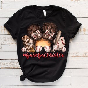 Peut inclure: T-shirt noir avec un motif de deux filles avec des balles de baseball, des battes, des cacahu&egrave;tes et le texte "#baseballsister".