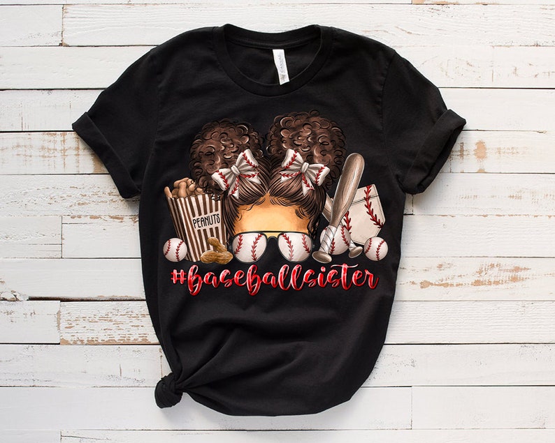 Peut inclure: T-shirt noir avec un motif de deux filles avec des balles de baseball, des battes, des cacahu&egrave;tes et le texte "#baseballsister".