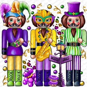Puede incluir: Tres figuras de cascanueces de Mardi Gras. La primera lleva un gorro de bufón morado y verde y sostiene un paquete morado. La segunda lleva una máscara amarilla y dorada y sostiene un saxofón dorado. La tercera lleva un gorro a rayas verde y morado y sostiene una lámpara morada y dorada. El letrero dice "Mardi Gras".
