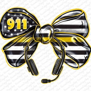 Puede incluir: Un lazo negro y amarillo con una fina raya amarilla, un patrón de bandera estadounidense en blanco y negro y el número 911 en amarillo. El lazo está decorado con unos auriculares negros.