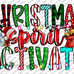 Puede incluir: Un diseño gráfico navideño con el texto "Christmas Spirit Activate" en letras rojas, verdes y blancas con un patrón de cuadros, rayas y lunares. El diseño incluye un muñeco de nieve, un gorro de Papá Noel y una bolsa roja con regalos.