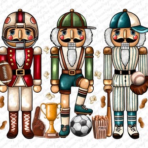 Könnte beinhalten: Drei Nussknacker-Figuren in Sportuniformen. Die erste trägt eine rot-weiße Fußballuniform mit einem Fußball in der Hand. Die zweite trägt eine grün-blaue Fußballuniform mit einem Fußball zu ihren Füßen. Die dritte trägt eine blau-weiße Baseballuniform mit einem Baseball und einem Schläger. Alle drei haben weiße Bärte und Schnurrbärte.