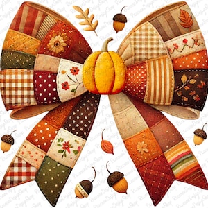 Può includere: Un fiocco patchwork con un centro a forma di zucca, con colori autunnali come arancione, marrone e verde. Il fiocco è decorato con motivi floreali e a pois, ed è circondato da ghiande e foglie.