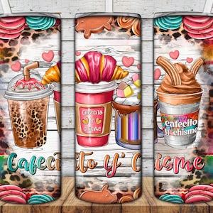 以下が含まれることがあります： コーヒー、ペストリー、そして「Cafecito y' Chisme」という文字がデザインされたカラフルなタンブラー。デザインには、ホイップクリームを添えたブラウンコーヒー、ピンクとホワイトのペストリー、ホイップクリームとマシュマロを添えたブラウンコーヒー、ホイップクリームとチュロスを添えたブラウンコーヒーが含まれています。
