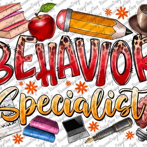 Può includere: Un design grafico colorato con il testo "BEHAVIOR SPECIALIST" in lettere rosse e gialle. Il design include una mela rossa, una matita, una tazza di caffè, un pennello, un laptop, un cervello, una pila di libri e una penna.