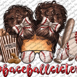 Peut inclure: Une illustration num&eacute;rique de deux filles aux cheveux bruns en couettes portant des lunettes et des n&oelig;uds &agrave; th&egrave;me de baseball. Les filles sont entour&eacute;es d'objets &agrave; th&egrave;me de baseball, notamment une batte de baseball, un gant de baseball, un sac de cacahu&egrave;tes et des balles de baseball. Le texte "#baseballsister" est &eacute;crit en rouge en bas de l'image.