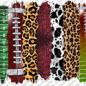 Può includere: Un design digitale che presenta un pallone da calcio, una stampa leopardata, glitter, una stampa di mucca e un campo da calcio. Il design è in tonalità di verde, marrone, arancione, nero, bianco e rosso.