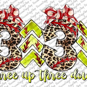 Peut inclure: Trois motifs en forme de balle de softball jaunes et verts avec des coutures rouges et un motif l&eacute;opard. Le motif est surmont&eacute; d'un n&oelig;ud rouge et blanc &agrave; pois. Le texte "three up three down" est &eacute;crit en jaune sous le motif.