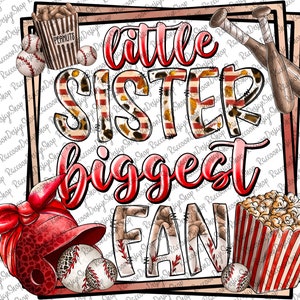 K&ouml;nnte beinhalten: Eine Grafik in Rot, Wei&szlig; und Gold mit dem Text "little sister biggest fan" umgeben von Baseballs, Schl&auml;gern, Popcorn und einem Baseballhelm.