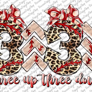 Puede incluir: Dos pelotas de b&eacute;isbol de estampado de leopardo con costuras rojas y lazos rojos. Las pelotas de b&eacute;isbol est&aacute;n rodeadas de flechas rojas con costuras blancas. El texto "three up three down" est&aacute; escrito en rojo debajo de las pelotas de b&eacute;isbol.