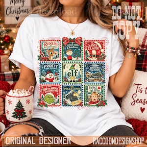 Puede incluir: Una camiseta blanca con una cuadr&iacute;cula de nueve ilustraciones de sellos postales con tem&aacute;tica de pel&iacute;culas navide&ntilde;as, incluyendo Rudolph, A Charlie Brown Christmas, The Santa Clause, Frosty the Snowman, Elf, Christmas Vacation, The Grinch, The Polar Express y Home Alone.