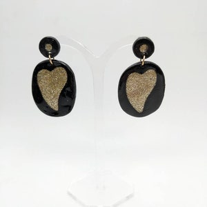 Glitzernde goldene Herz auf schwarzem Hintergrund Ton Ohrringe - handgemachter Schmuck schwarz und goldene Herzen Valentinstag Geschenk