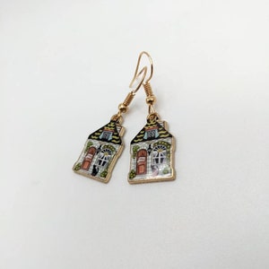Kleines Haus Metall Charm Ohrringe - Haus mit Katze kleine Details entzückende Haus Ohrringe - neues Haus Geschenk Schmuck