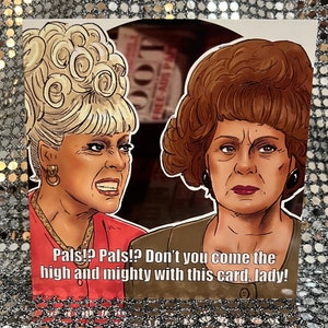 Coronation Street - ¡¿Amigos?! Bet Gilroy y Rita Fairclough se pelean - Tarjeta de cumpleaños de edición limitada de Gay Icons (en blanco por dentro)