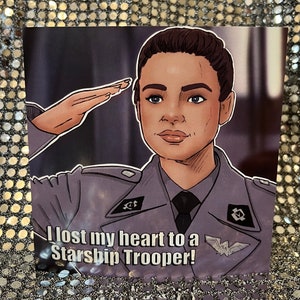 Uitverkoop - Denise Richards in Starship Troopers - Gay Icons limited edition valentijns-/jubileum-/verjaardagskaart (blanco binnenkant)