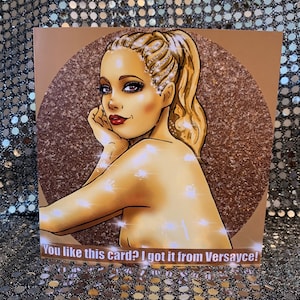 Showgirls: Nomi Malone is de godin! - Gay Icons limited edition blanco wenskaart