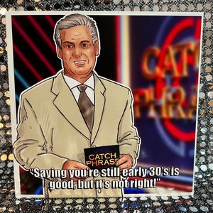 Peut inclure: Une illustration de bande dessinée d'un homme en costume beige tenant une pancarte qui dit "Catch Phrase". Le texte sous la pancarte dit "Dire que vous avez encore la trentaine, c'est bien, mais ce n'est pas juste !"
