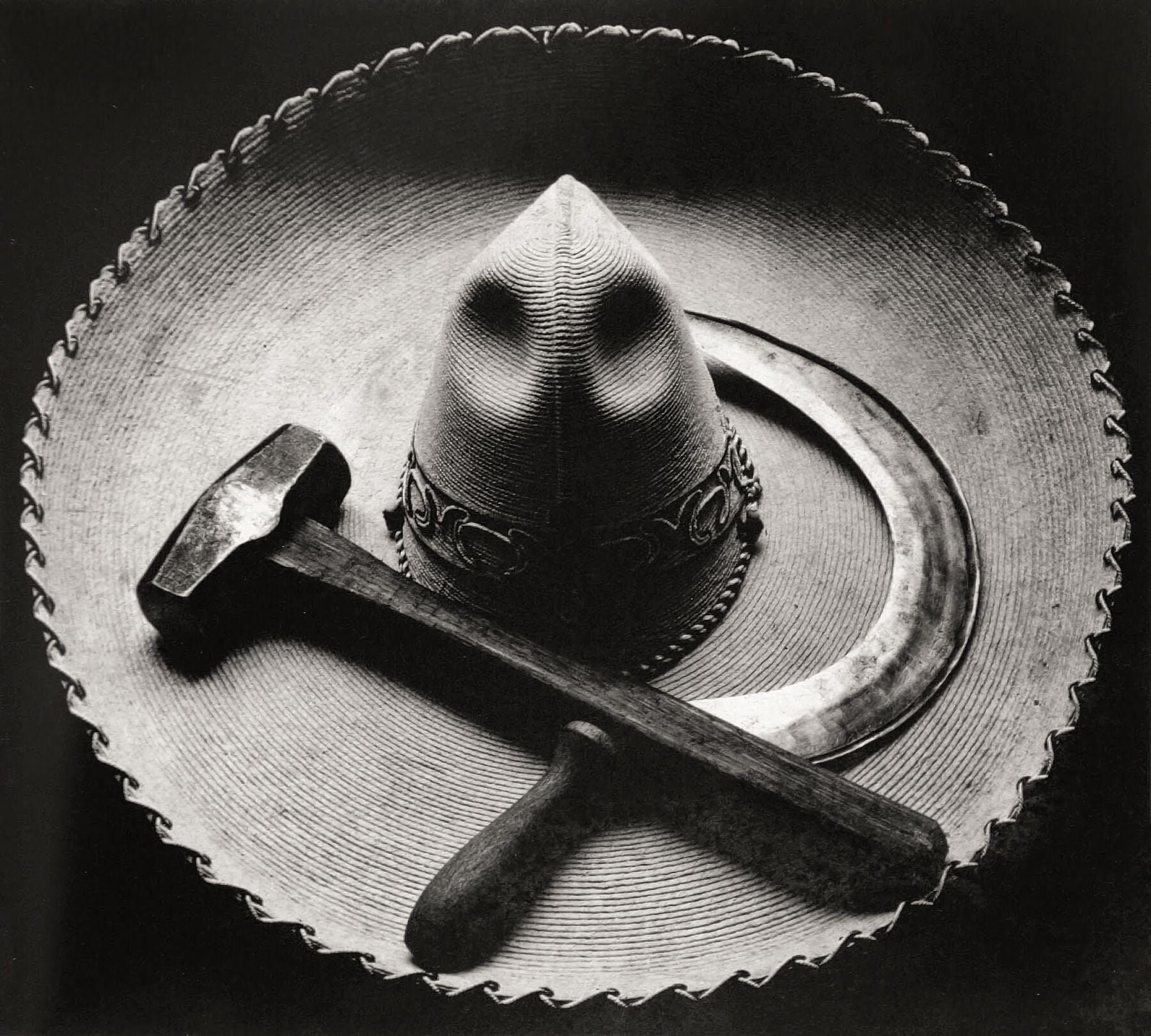Sombrero, martillo y hoz de Tina Modotti, 1927