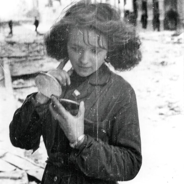 Fille avec un miroir après un raid aérien dans la rue Złota près de la rue Zgoda Varsovie mi-septembre 1944