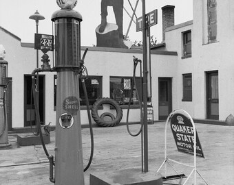 Paul Bunyan atop gas station, Bemidji, Minnesota by John Vachon - 1939