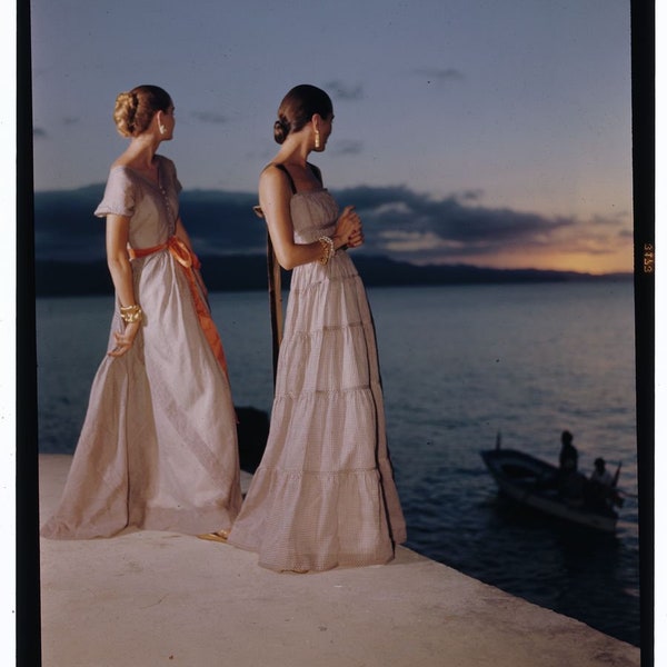 Zwei Frauen in Abendkleidern von Toni Frissell - 1946