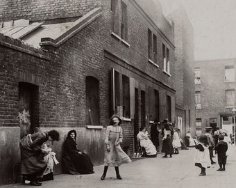 Bank Holiday in Whitechapel by Jack London - 1902