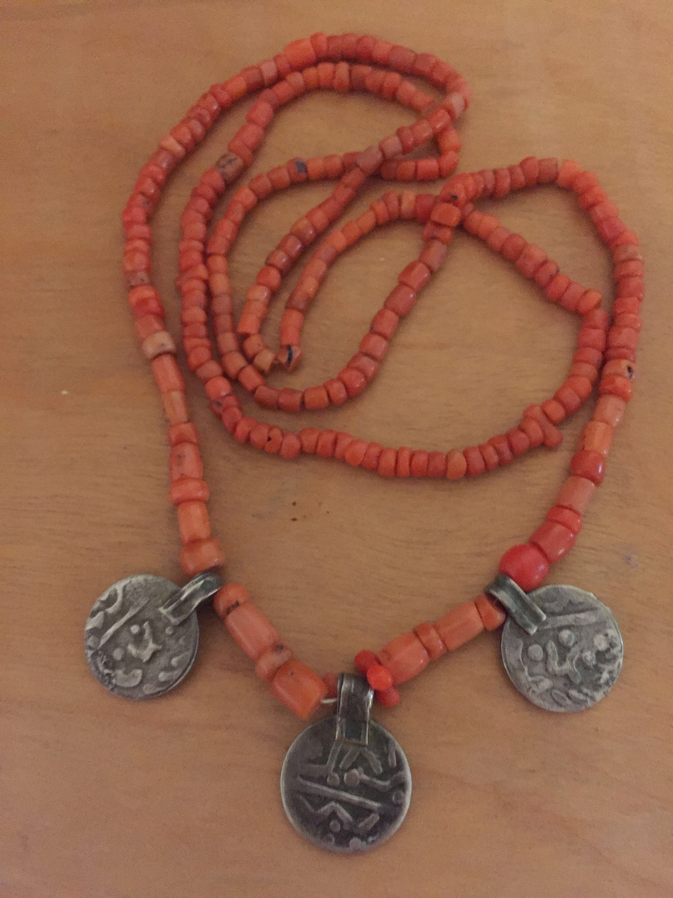 アンティークの山珊瑚とチベットシルバーのネックレス - Etsy 日本