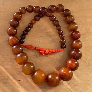 Collier Vintage En Perles De Bakélite Cerise - Forme Baril, Dégradé De Taille - 27 Perles, 88g
