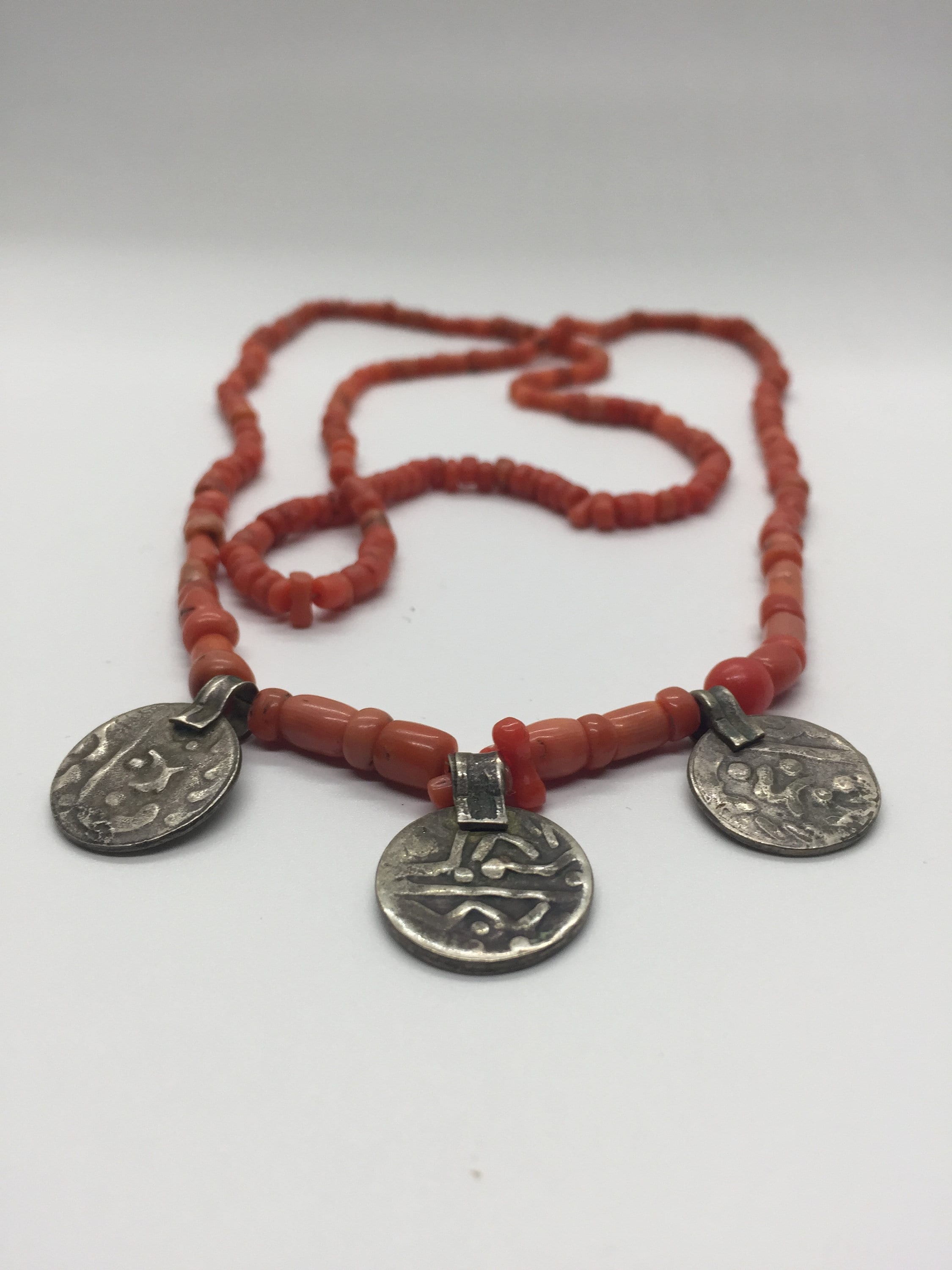 アンティークの山珊瑚とチベットシルバーのネックレス - Etsy 日本