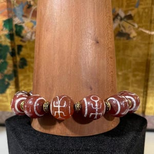 Tibetan Agate Monsignor dZi Bead Bracelet