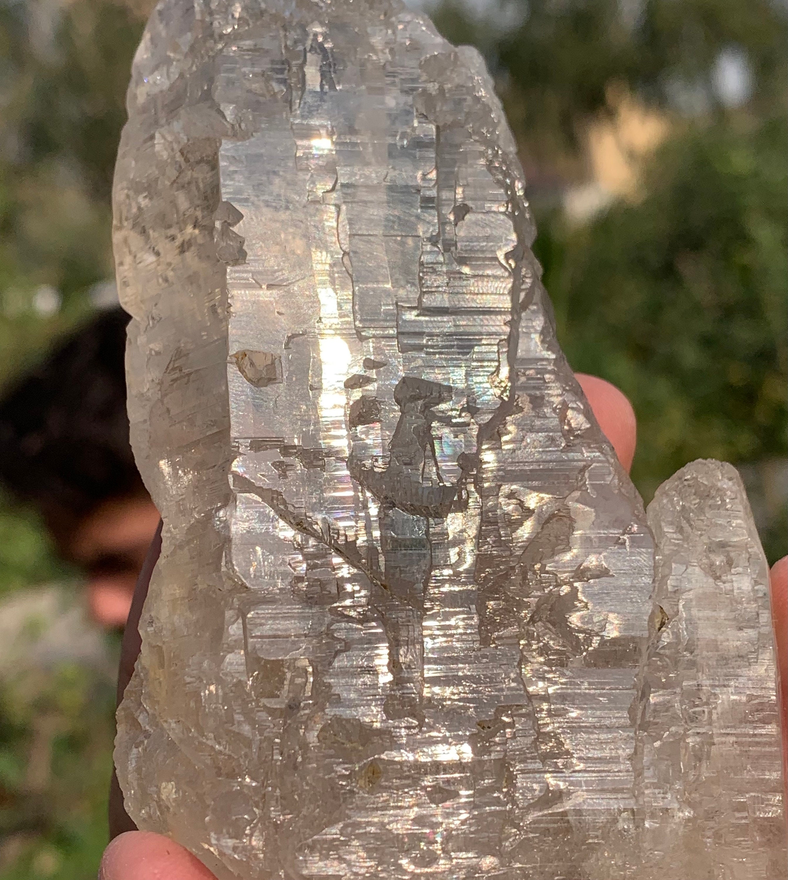 パキスタンのスカルドゥ産の、奇妙で珍しい模様のエッチングされた水晶