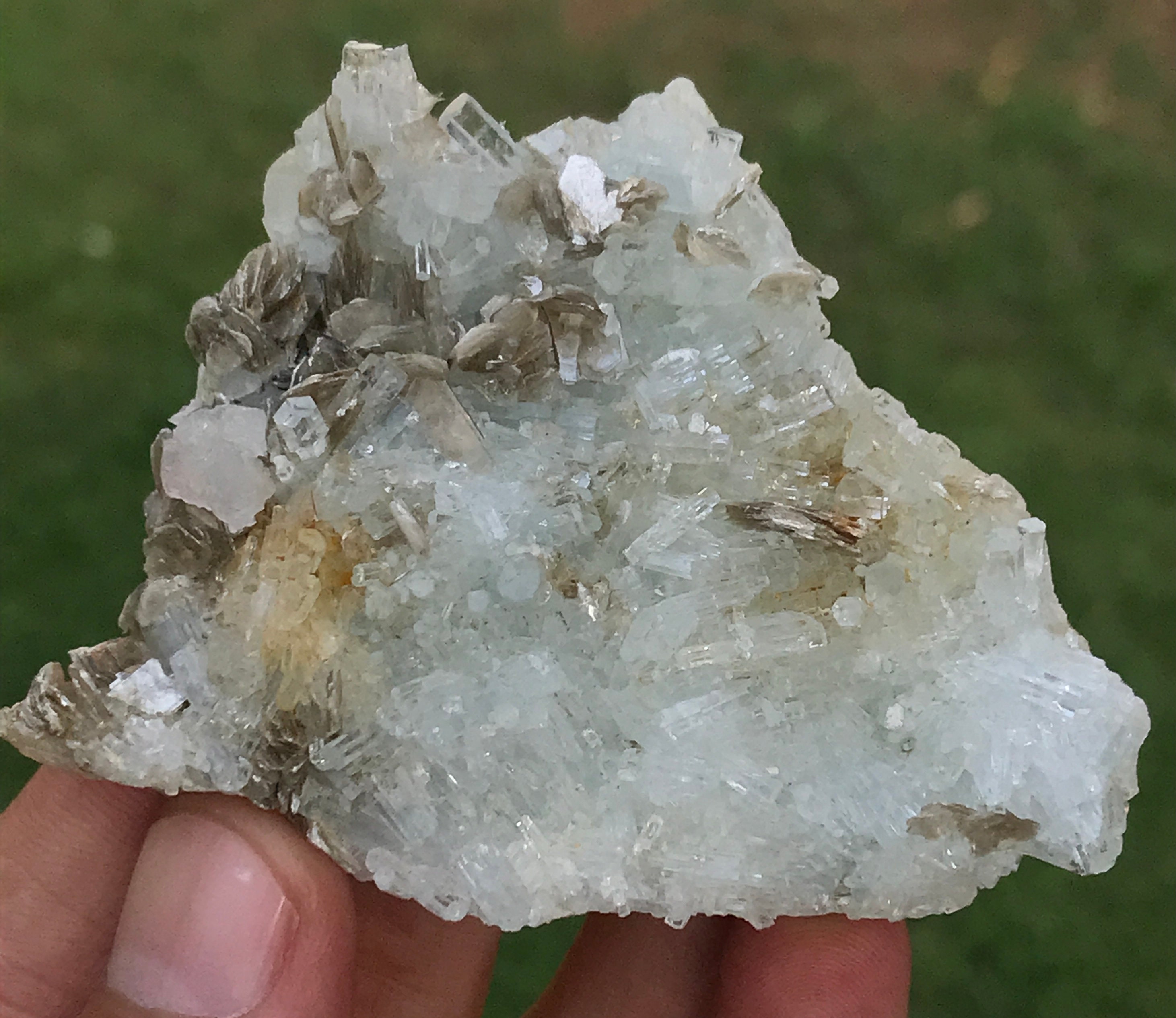 マイカ/アルバイト入りの端が尖ったアクアマリン結晶 小型 端が尖った