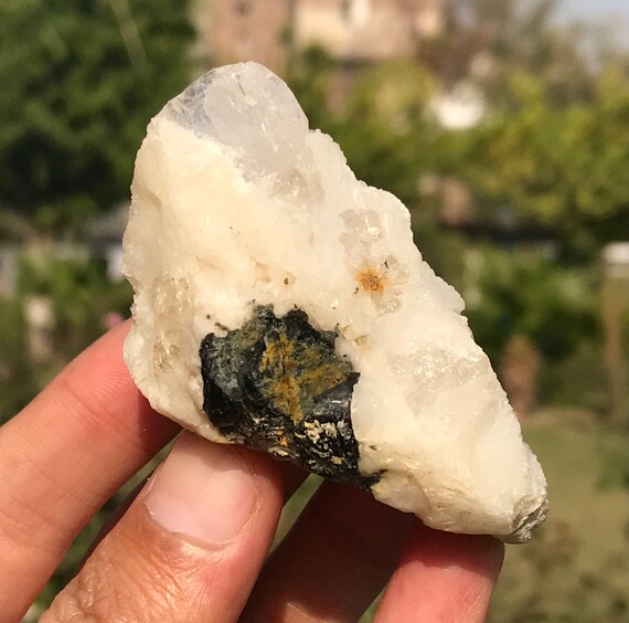 スカルドゥ産 長石上の水晶とブラックトルマリン スカルドゥ産 長石上