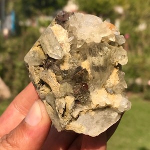Beendete Bergkristallstufe mit seltenen, bräunlichen Brookit-Kristallen mit Feldspat (S9)
