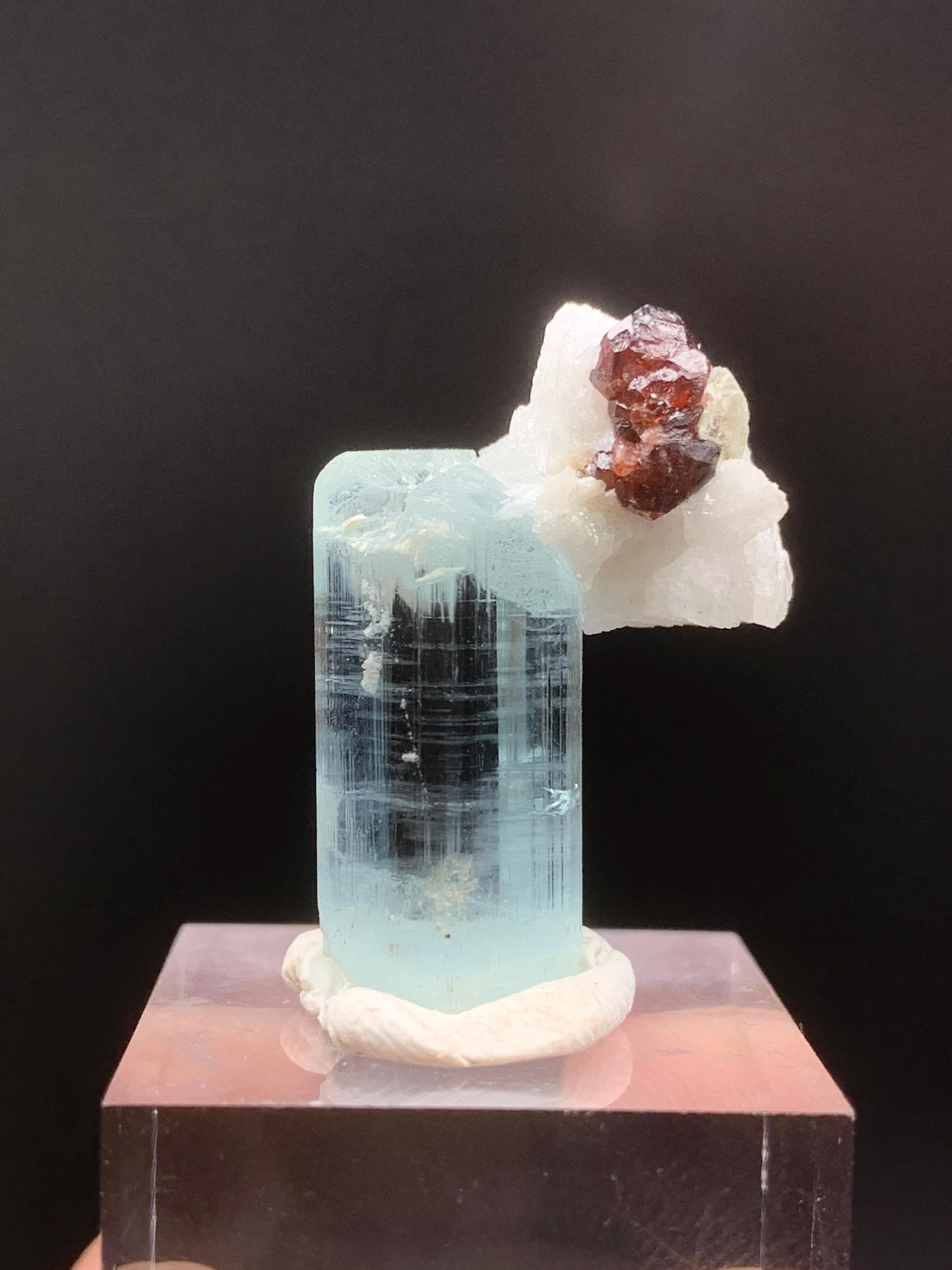 美しいブルーアクアマリンの結晶とスペサルティンガーネット