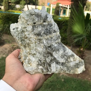 Cúmulo gigante de cristales de cuarzo transparente con muestra de feldespato (09)