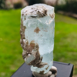 Cristal de aguamarina hexagonal azul completamente terminado con moscovita de la mina de Bathurst de Chumar, en el valle de Nagar (00)