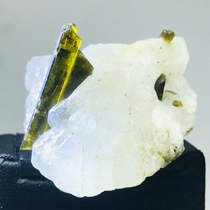Ehrfürchtiges Exemplar von Epidot, beendeter Epidot-Kristall, der auf weißem Feldspat von Skardu Pakistan (00) steht