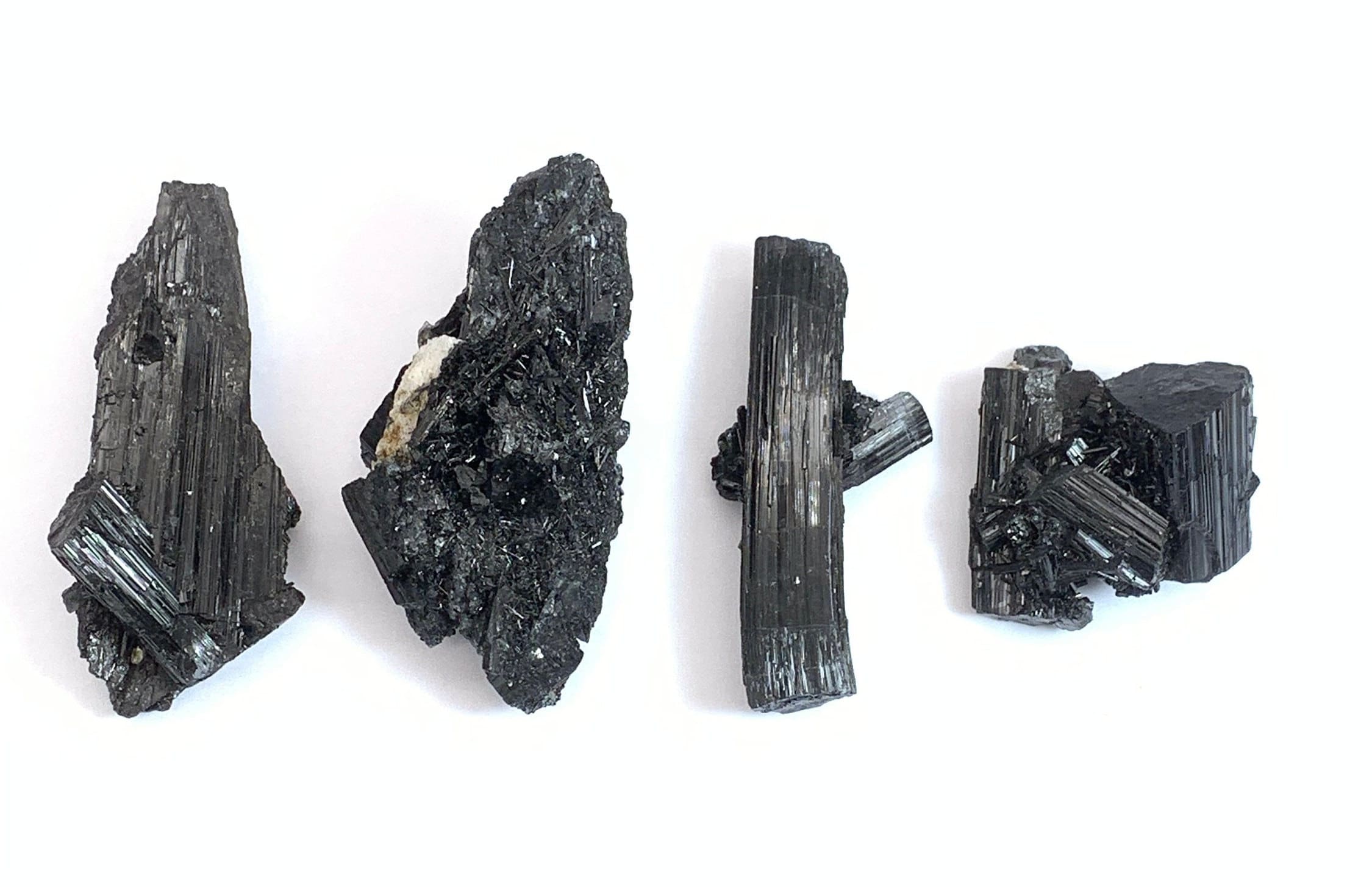 光沢のあるショールヴァールの黒トルマリン結晶の束の標本、パキスタン