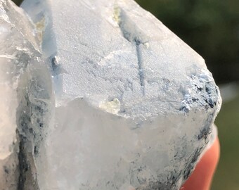 非常に珍しいブルークォーツ / アフガニスタン産の珍しいブルー