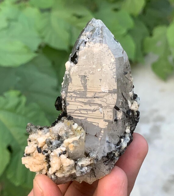 ブラックトルマリンとアルバイト入り水晶標本、スカルドゥ（パキスタン