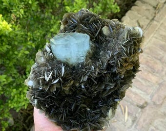 Esthetisch blauw met aquamarijn beëindigd kristal met trossen Moskoviet Combineer exemplaar van de Chumar Bakhoor-mijn in Gilgit-Pakistan