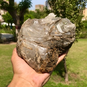Cristal de cuarzo gigante con cristal de epidota e inclusiones de epidota en cuarzo de Skardu, Pakistán (B)