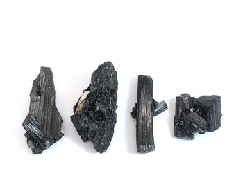 光沢のあるショールヴァールの黒トルマリン結晶の束の標本、パキスタン