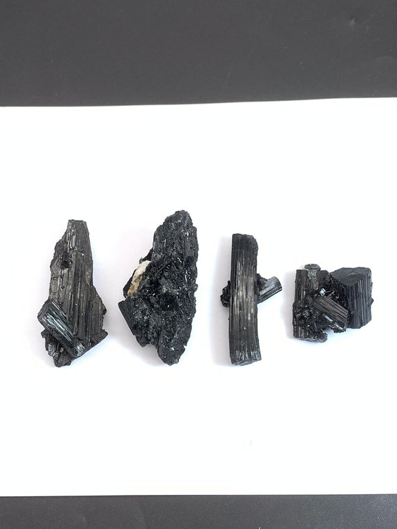 光沢のあるショールヴァールの黒トルマリン結晶の束の標本、パキスタン