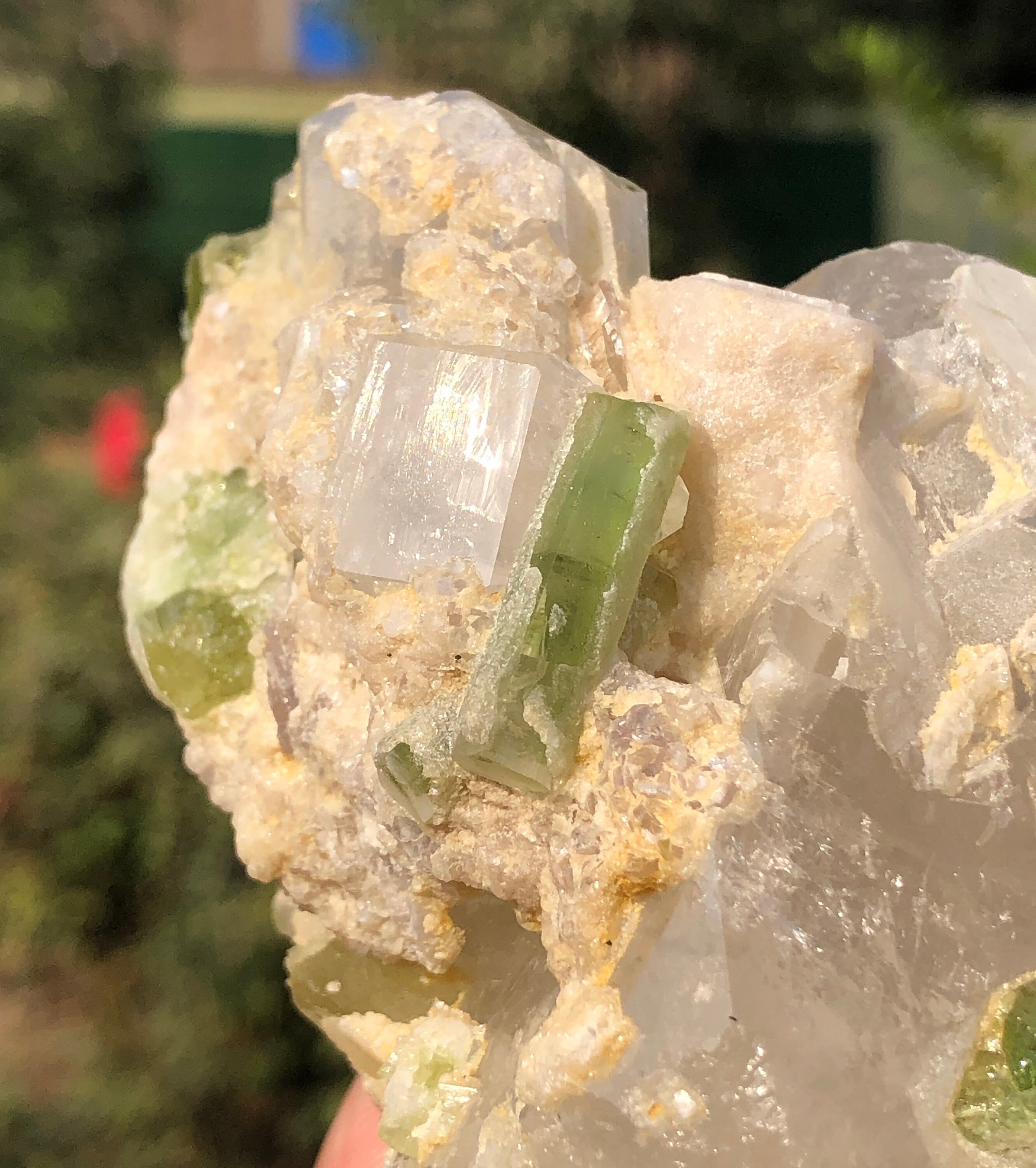 長石標本付き大型透明石英クラスター上の終端グリーントルマリン結晶 