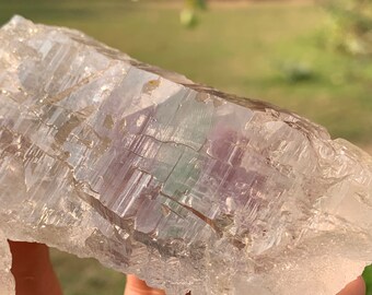 パキスタンのスカルドゥ産の、奇妙で珍しい模様のエッチングされた水晶