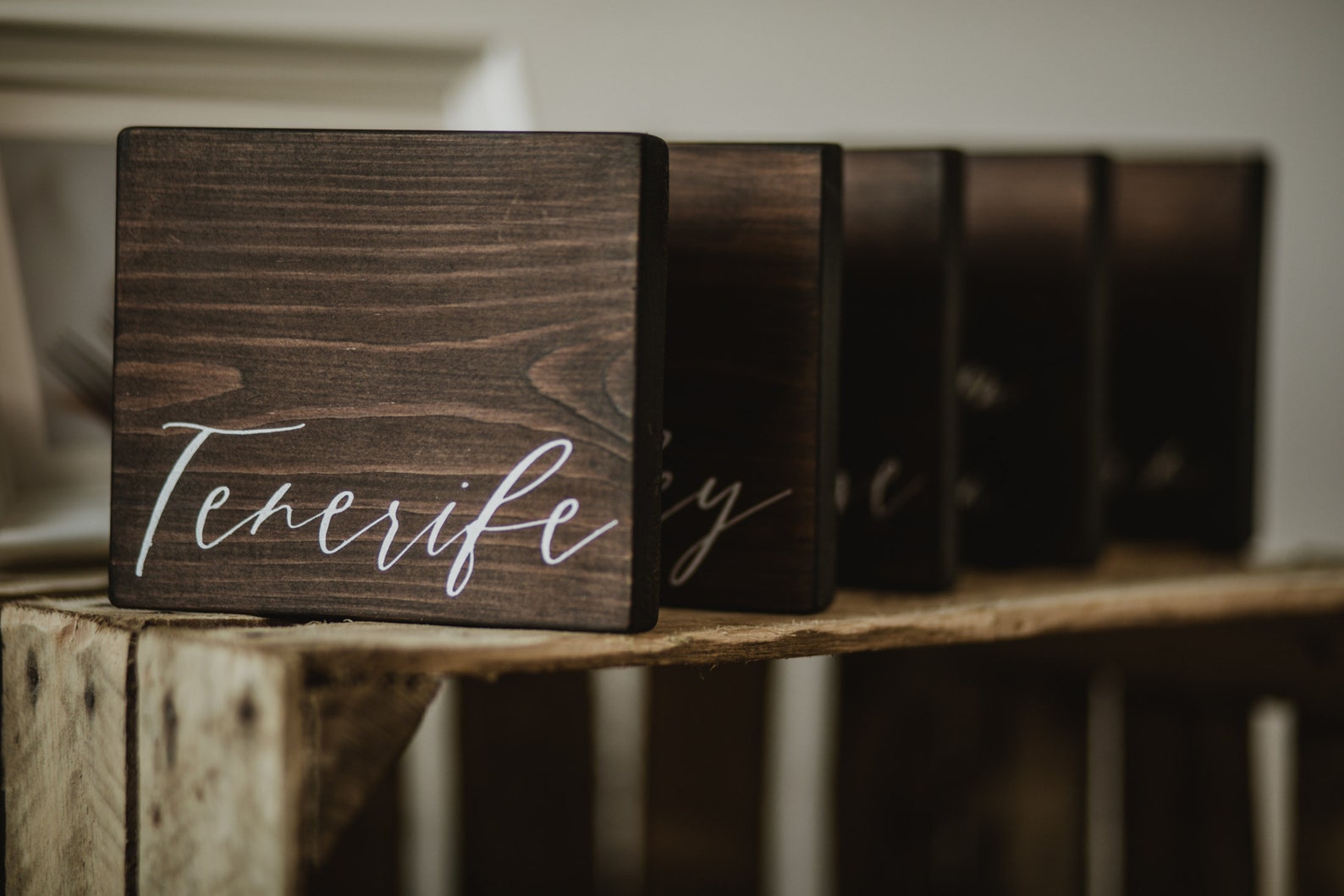 Personalised Wedding table names rustic wooden wedding Etsy Italia